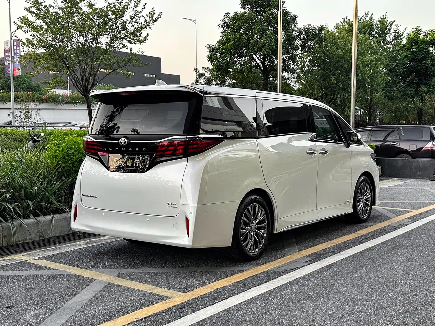 Toyota Alphard 2025 Hybrid 2.5L Ultimate Gold Edition фото 2