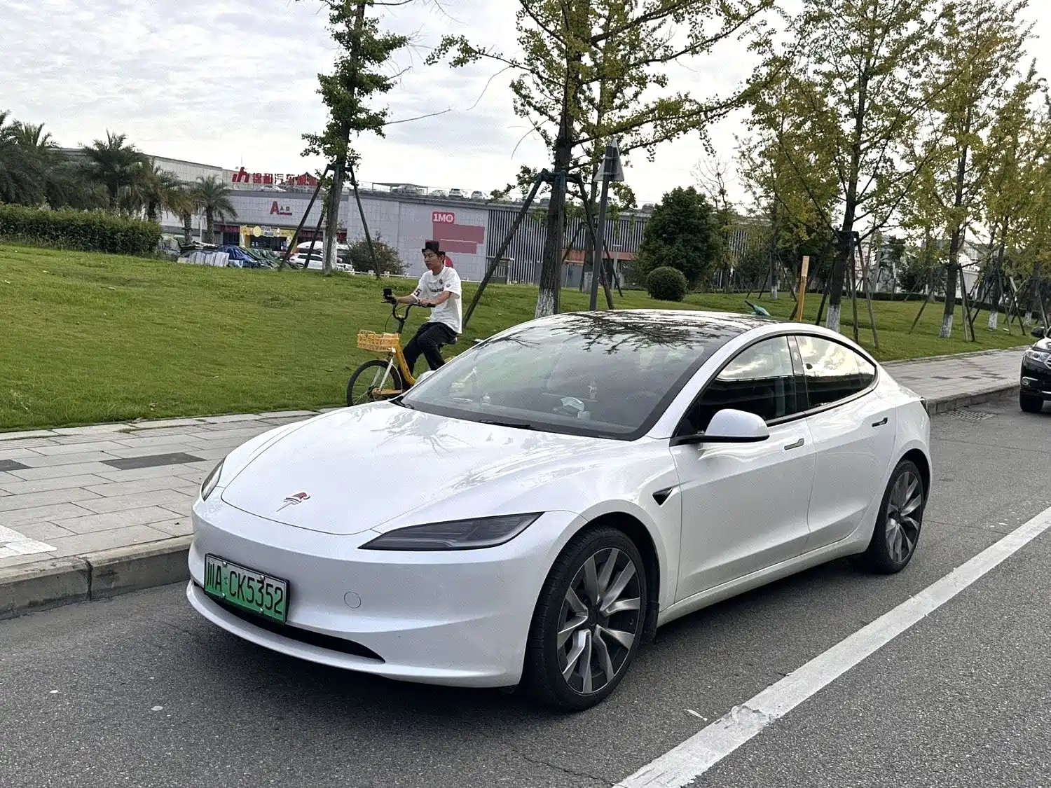 Фото 1 - Tesla Model 3