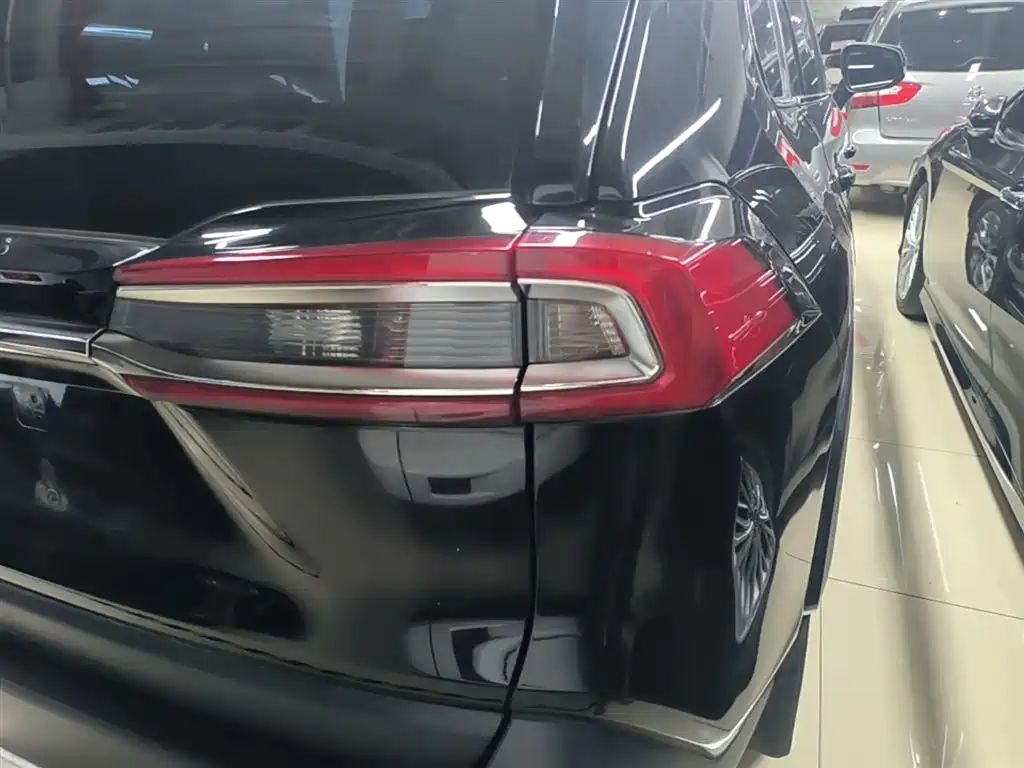 Toyota Wildlander 2022 2.0L CVT FWD Luxury PLUS Edition фото 8