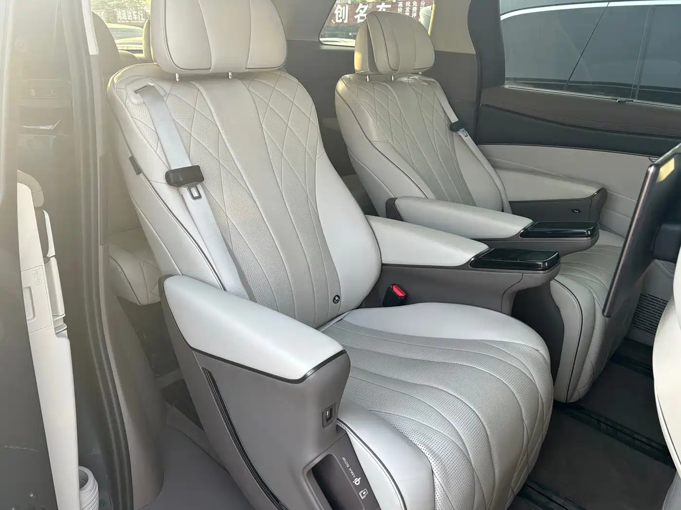 Denza D9 2022 DM-i 970 AWD Flagship фото 3