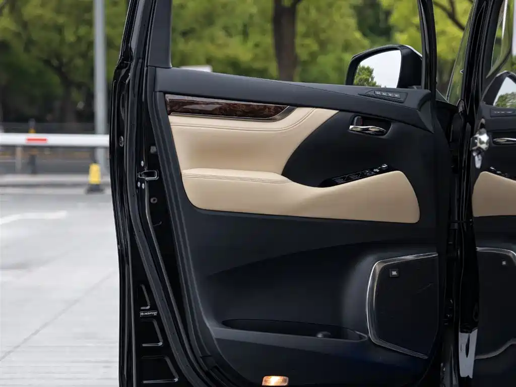 Toyota Alphard 2021 Hybrid 2.5L Luxury фото 16