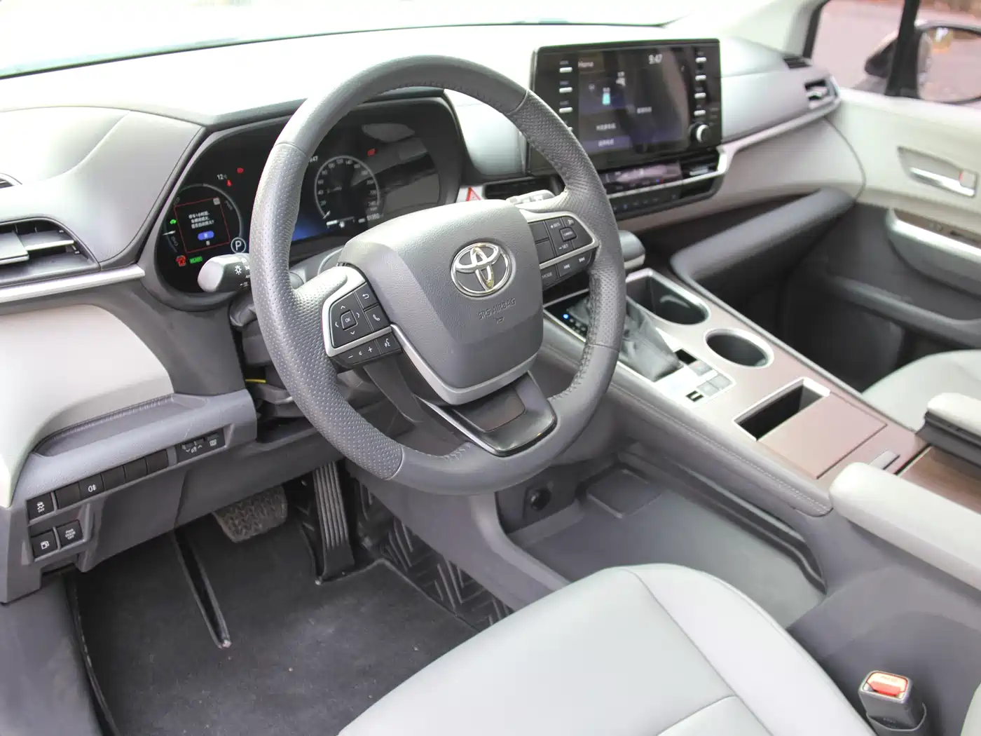 Toyota Sienna 2021 2.5L Hybrid Platinum Edition фото 9