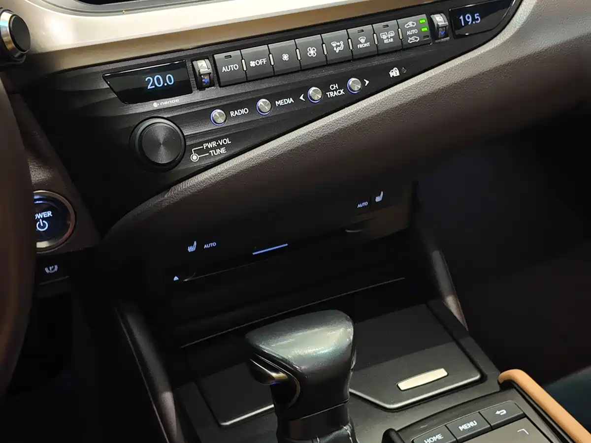 صورة 19 - Lexus ES