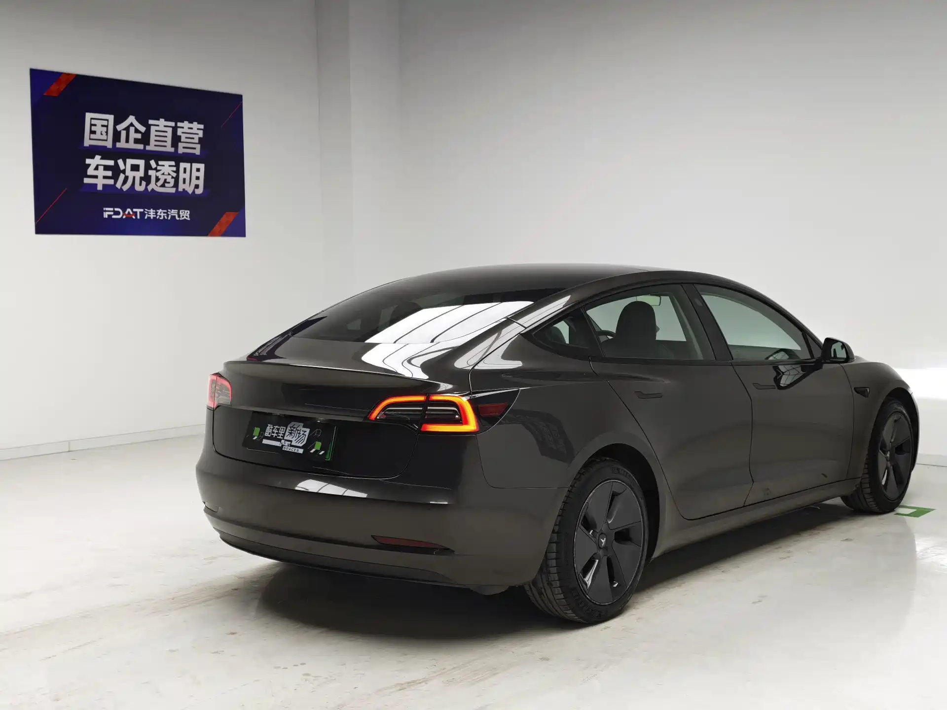 Фото 4 - Tesla Model 3
