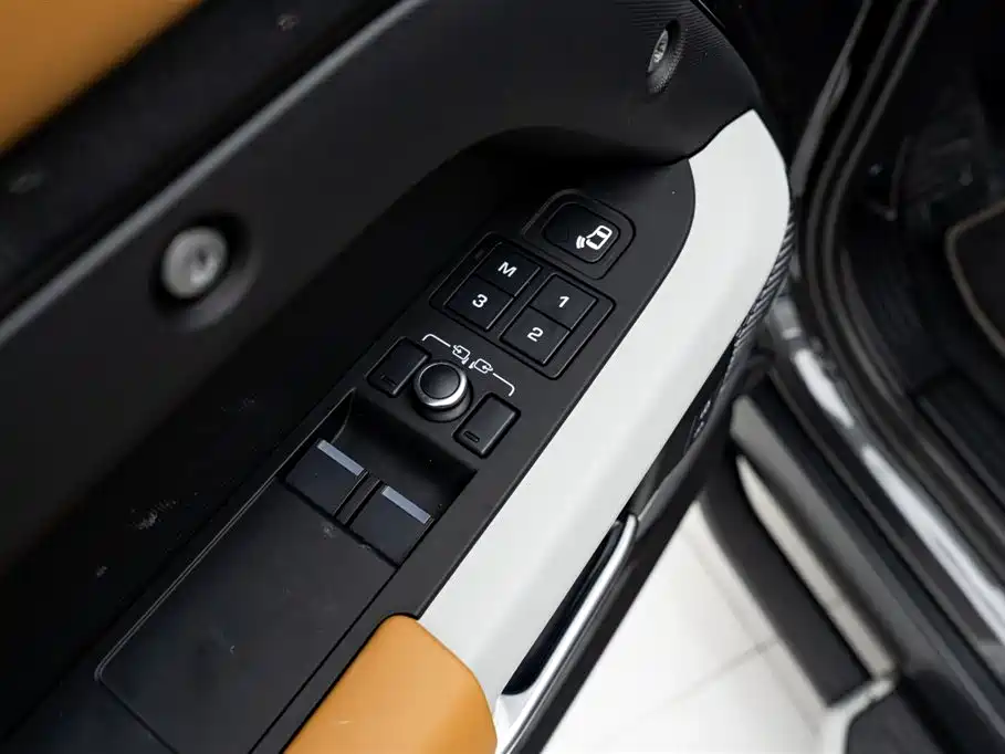 Land Rover Defender 2023 Model 90 2.0T P300 X-DYNAMIC HSE фото 26