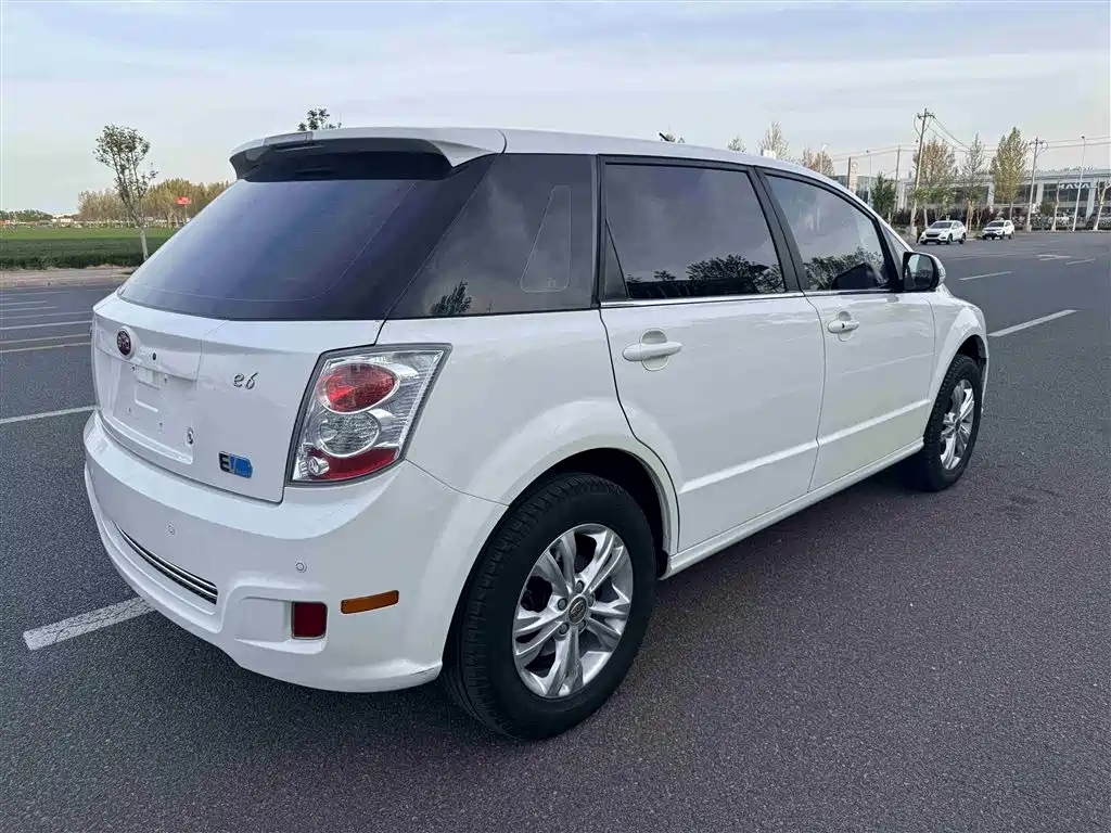 BYD E6