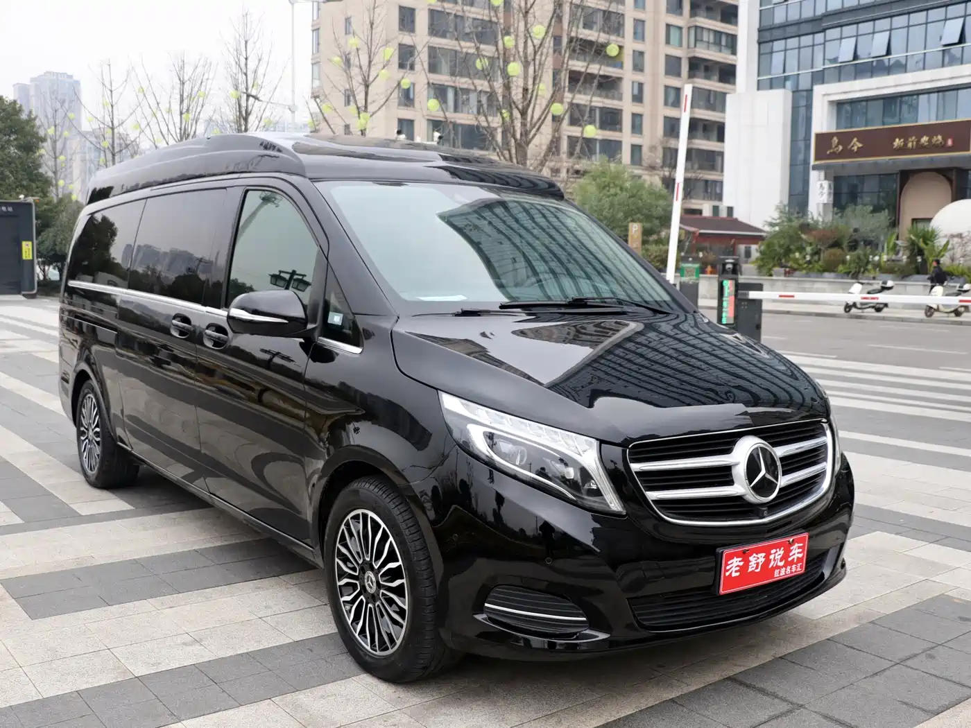Mercedes-Benz V-Class 2018 V 260 L Premium Long Wheelbase Edition China VI фото 2