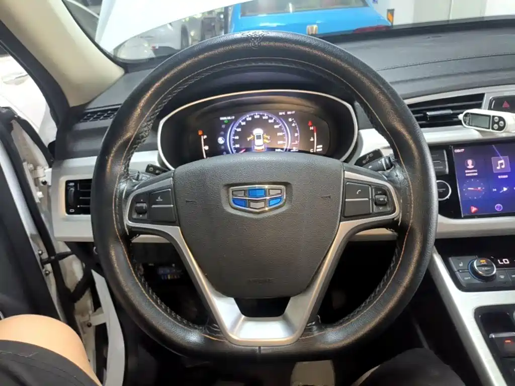 Photo 11 - Geely Atlas