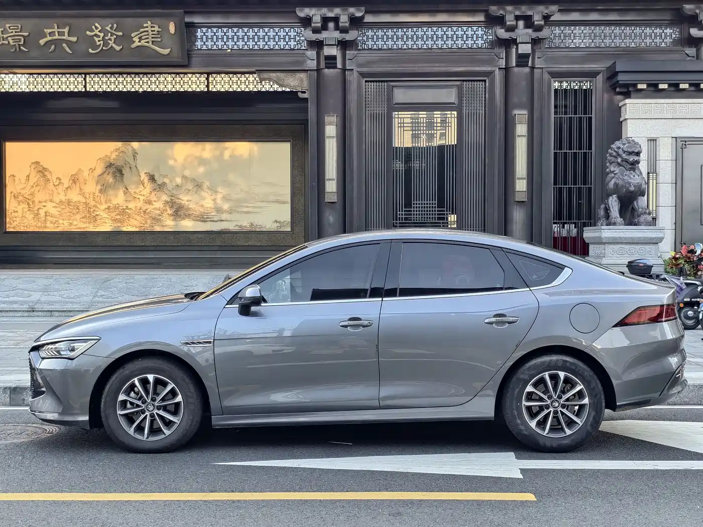 BYD Qin PLUS 2024 Glory Edition DM-i 55KM Leading фото 7