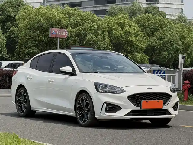 Ford Focus 2021 Sedan EcoBoost 180 Auto ST Line — фото 3
