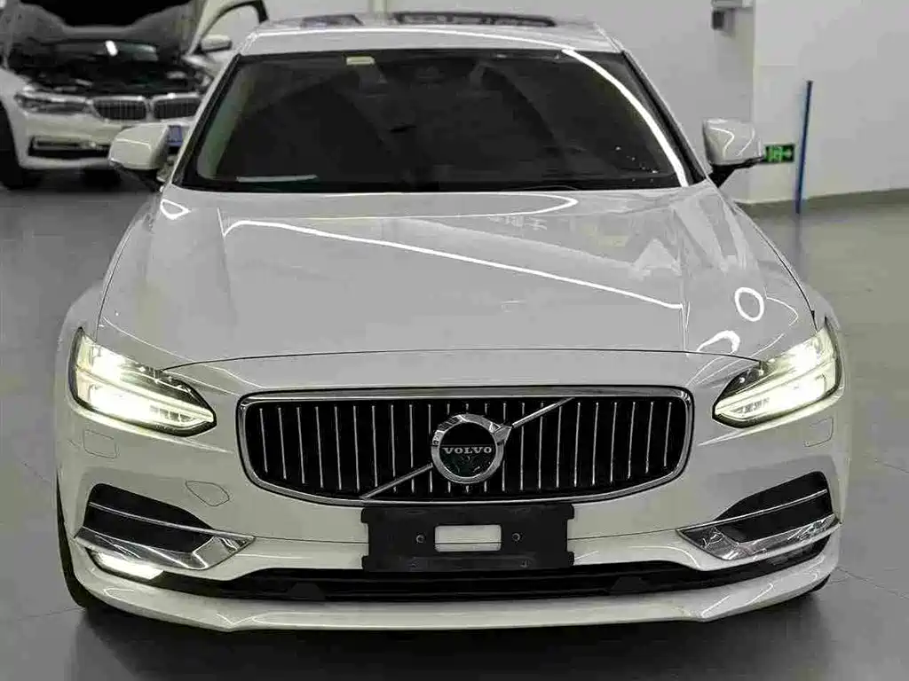 Фото 2 - Volvo S90