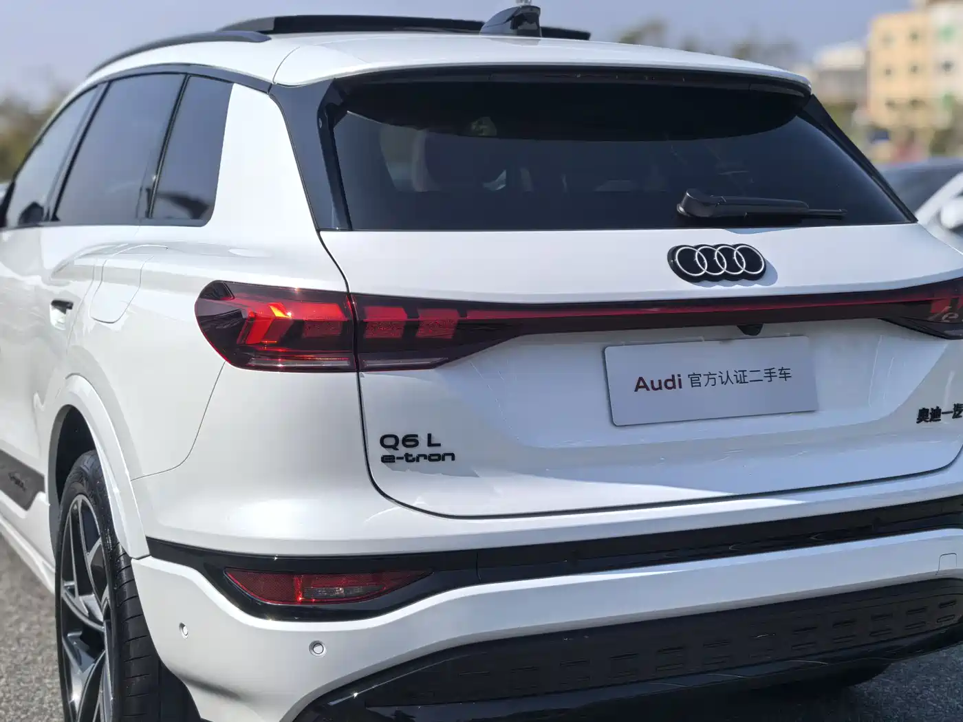 AUDI Q6L E TRON