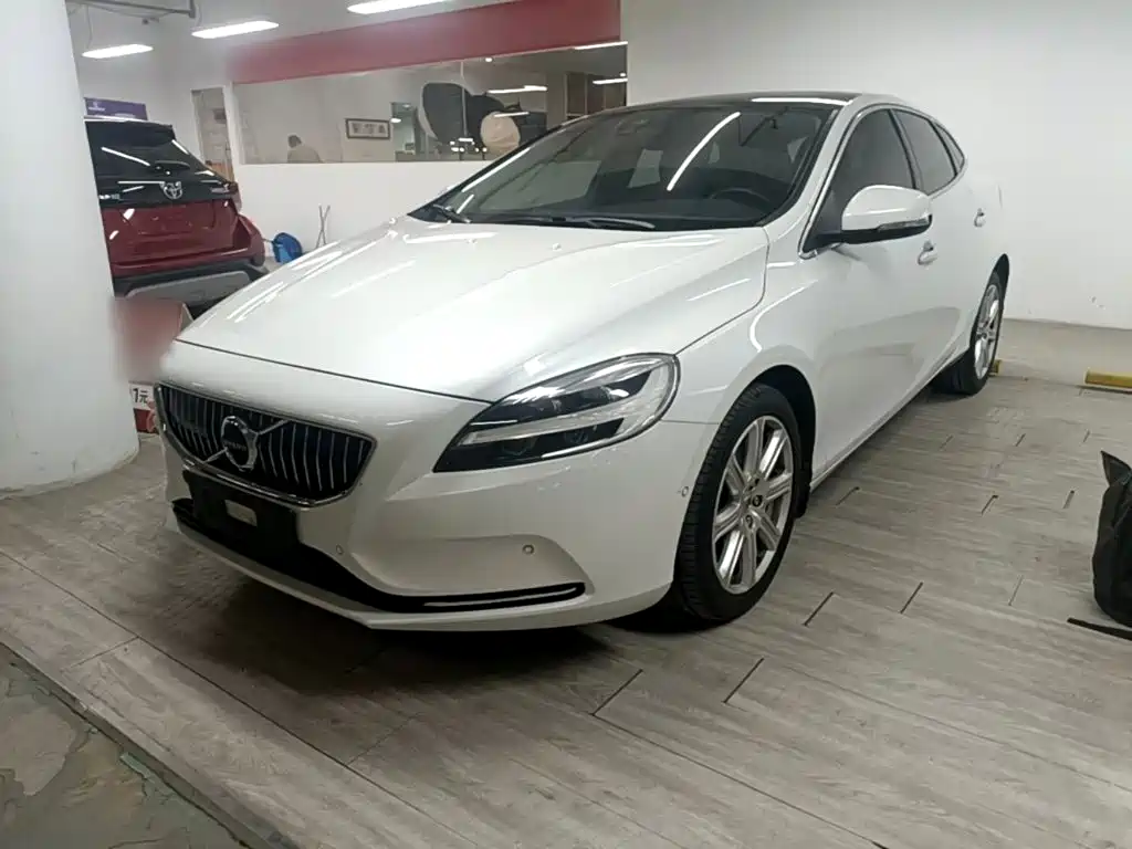 Volvo V40 2017 2018 T3 R-Design Edition