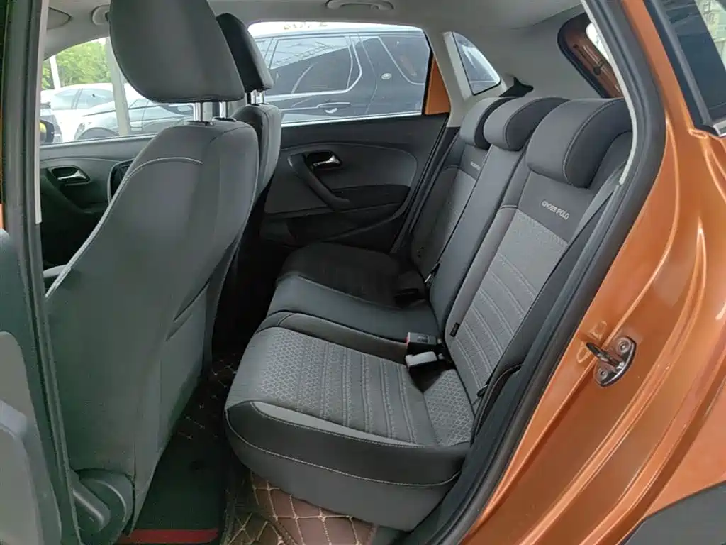 Volkswagen Polo 2016 1.6L Cross Polo Automatic фото 17