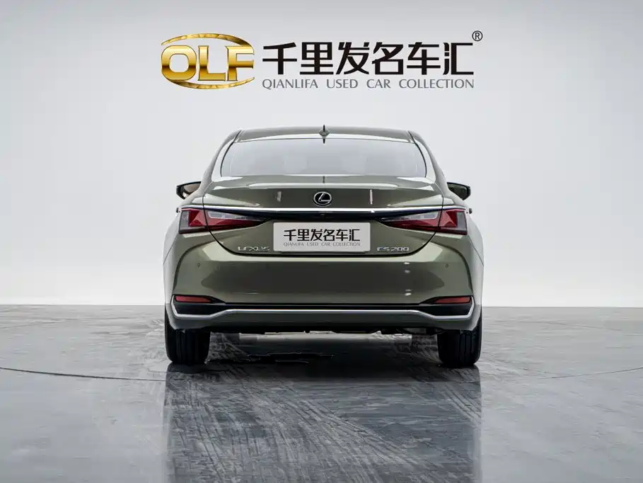 Photo 2 - Lexus ES