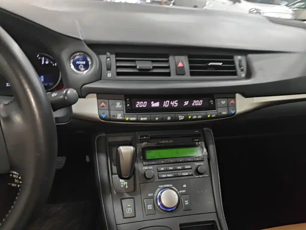 Фото 13 - Lexus CT