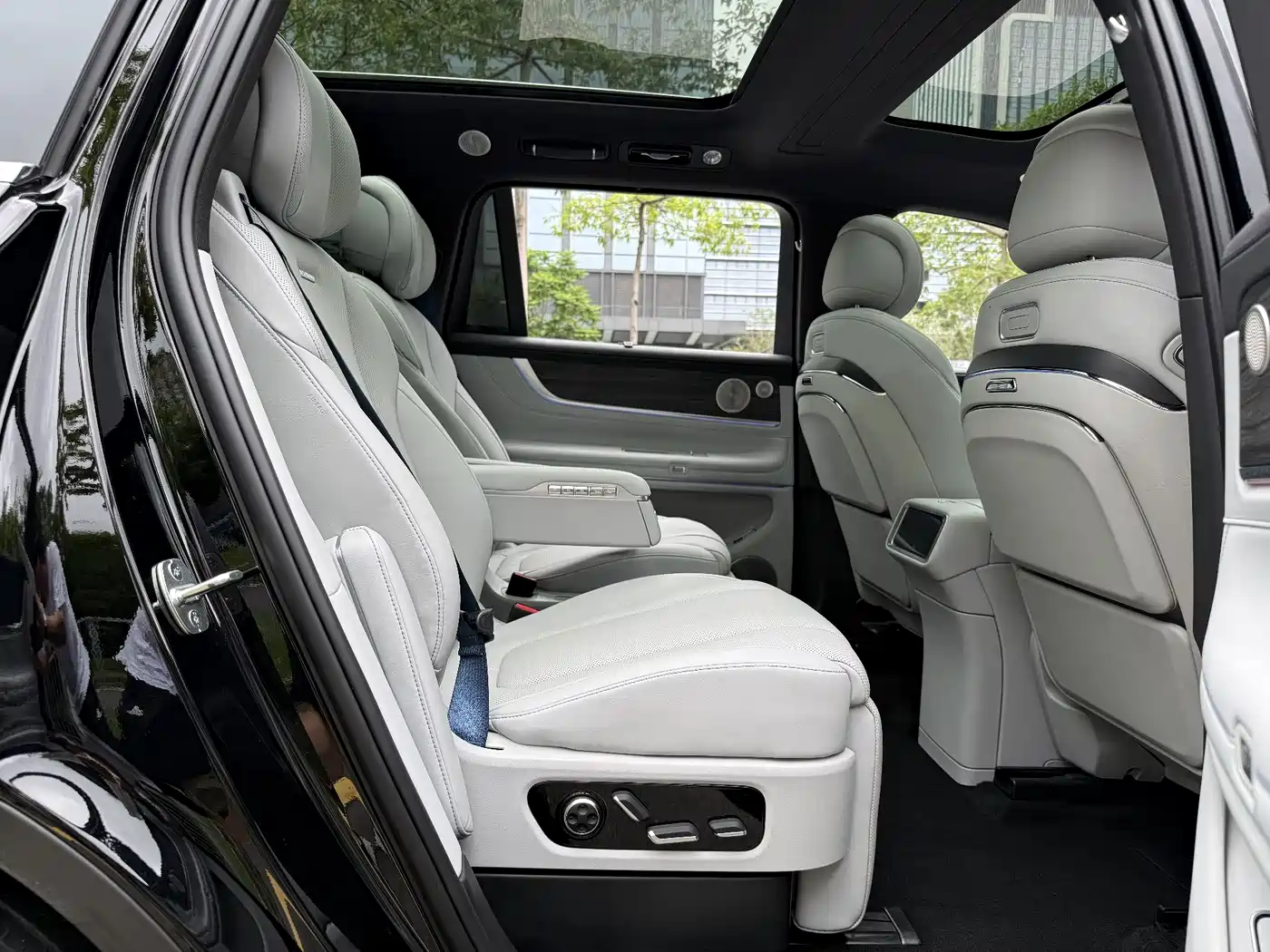 AITO Wenjie AITO M9 2025 Extended Range Ultra 52kWh 6-Seater фото 17