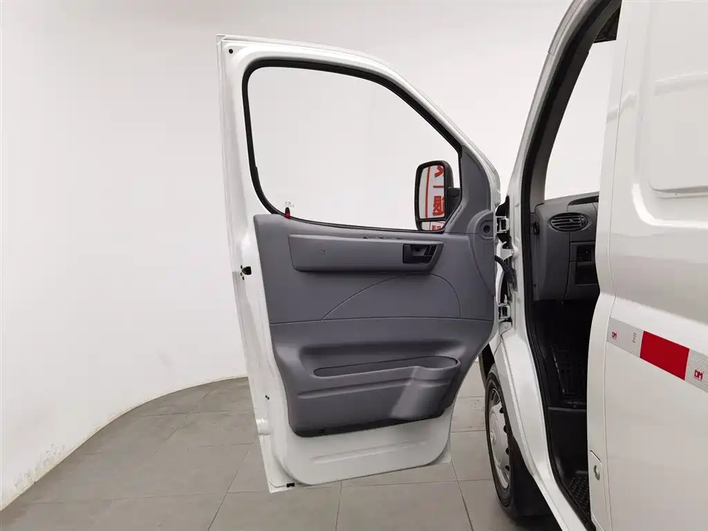 SAIC Maxus Xintu V80 2023 2.0T Manual Classic City Delivery King Short Wheelbase Medium Roof 3 Seats фото 8
