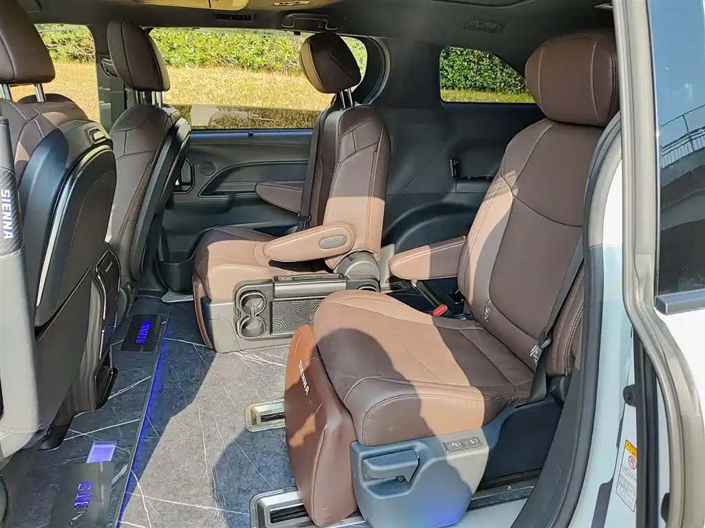 Toyota Sienna 2023 2.5L Hybrid Platinum Edition фото 8
