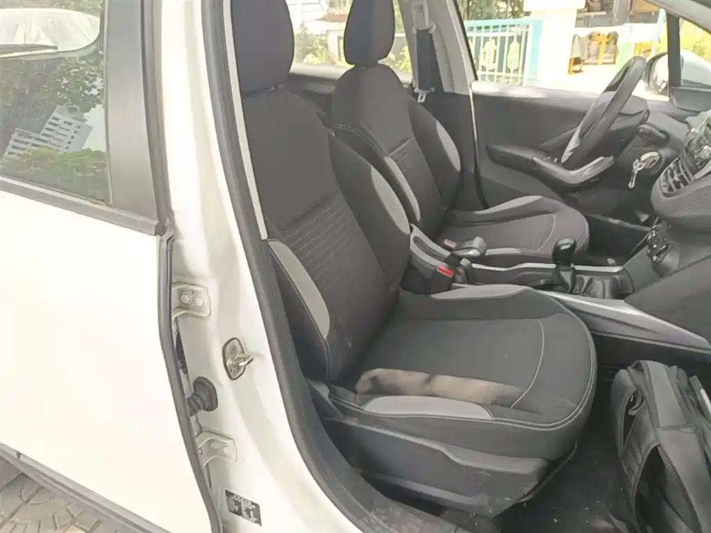 Peugeot 2008 2014 1.6L Manual Trend Edition фото 25
