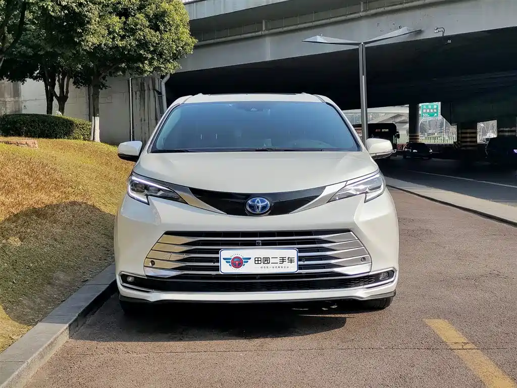 Toyota Sienna 2023 2.5L Hybrid Platinum Edition фото 2