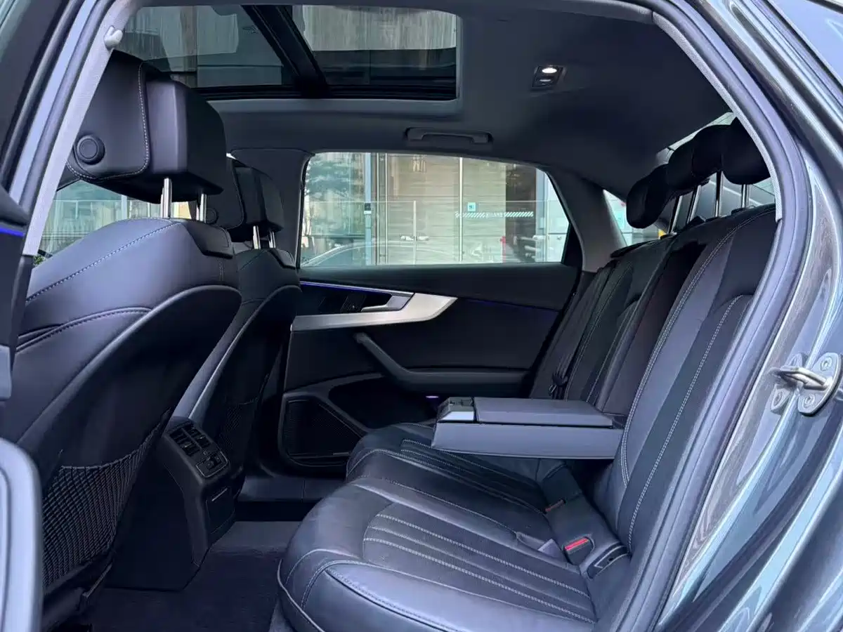 Фото 8 - Audi A4L