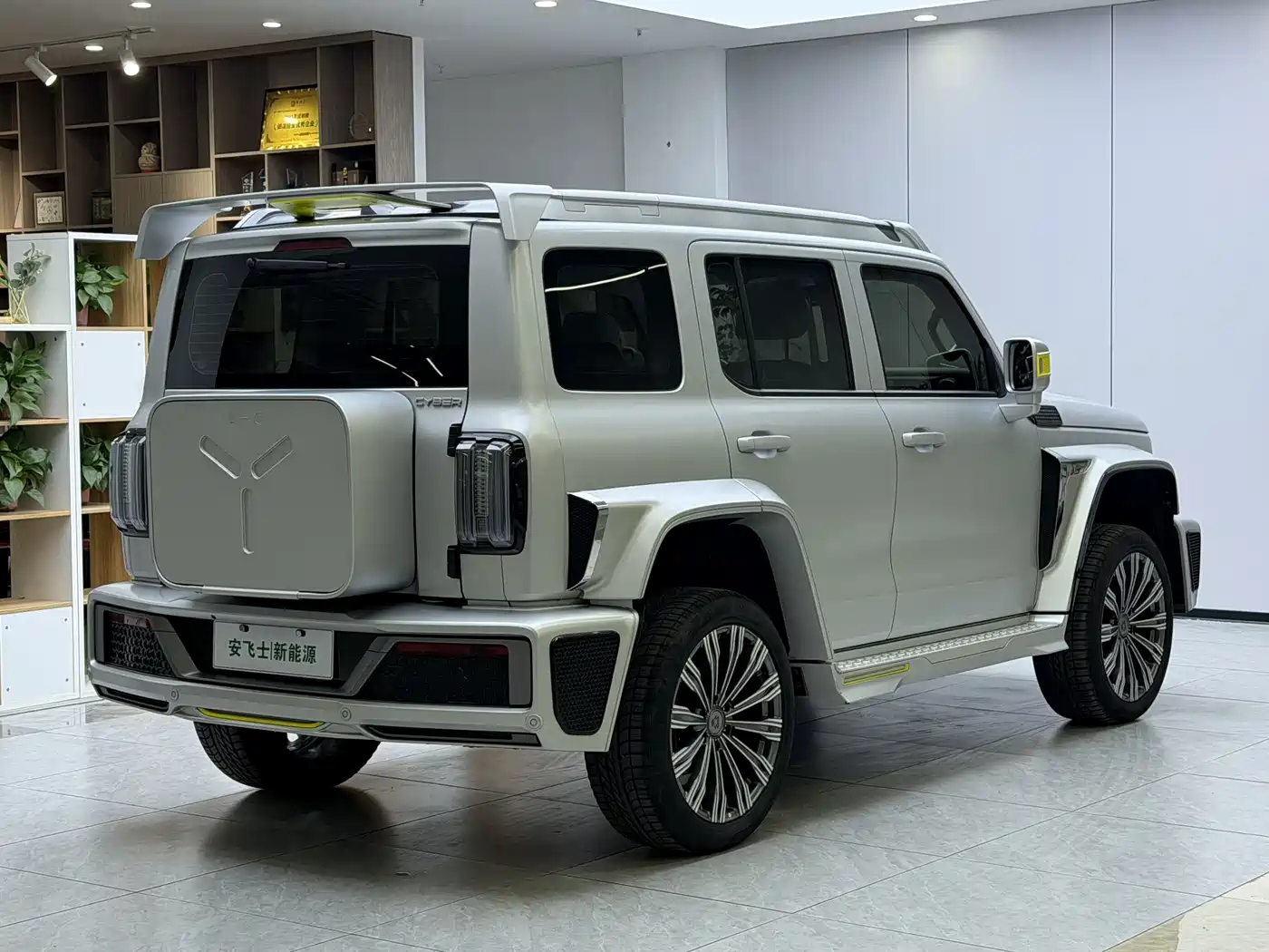 TANK CO CREATION TANK 300