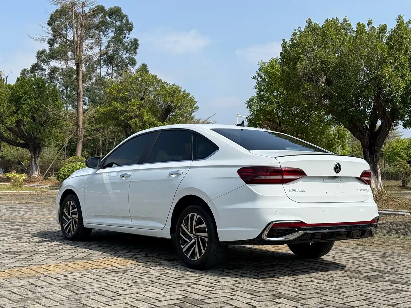 Volkswagen Lavida 2024 Model 300TSI DSG Starlight Leading Edition фото 9