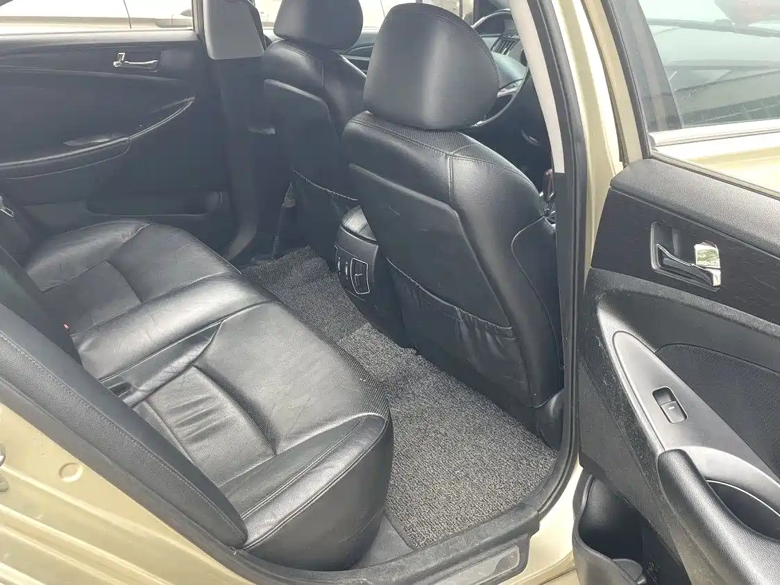Hyundai Sonata 2013 2.0L Automatic Premium Edition фото 9