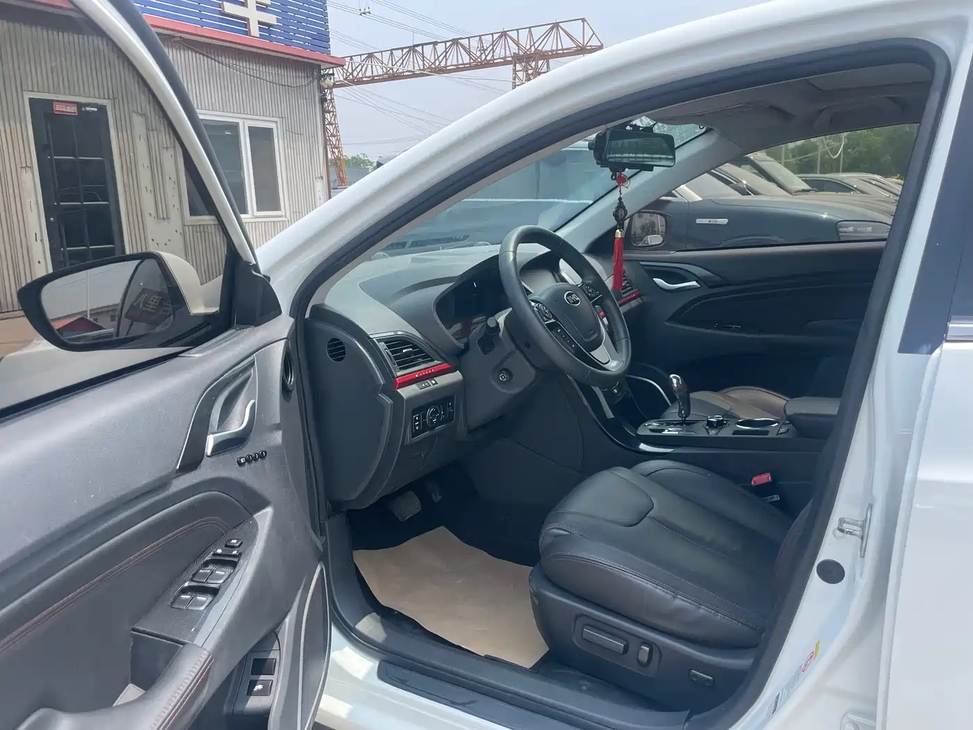 BYD Qin New Energy 2014 1.5T Cool Black Knight Flagship фото 9