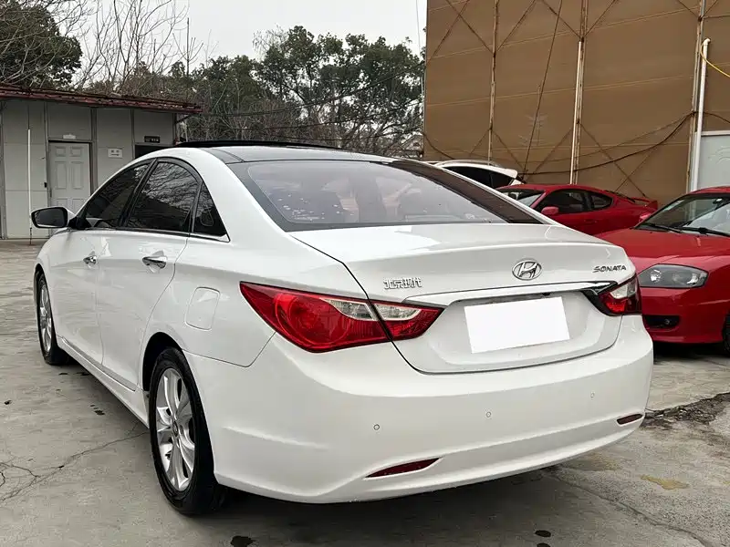 Hyundai Sonata 2011 2.0L Auto Supreme Edition фото 10