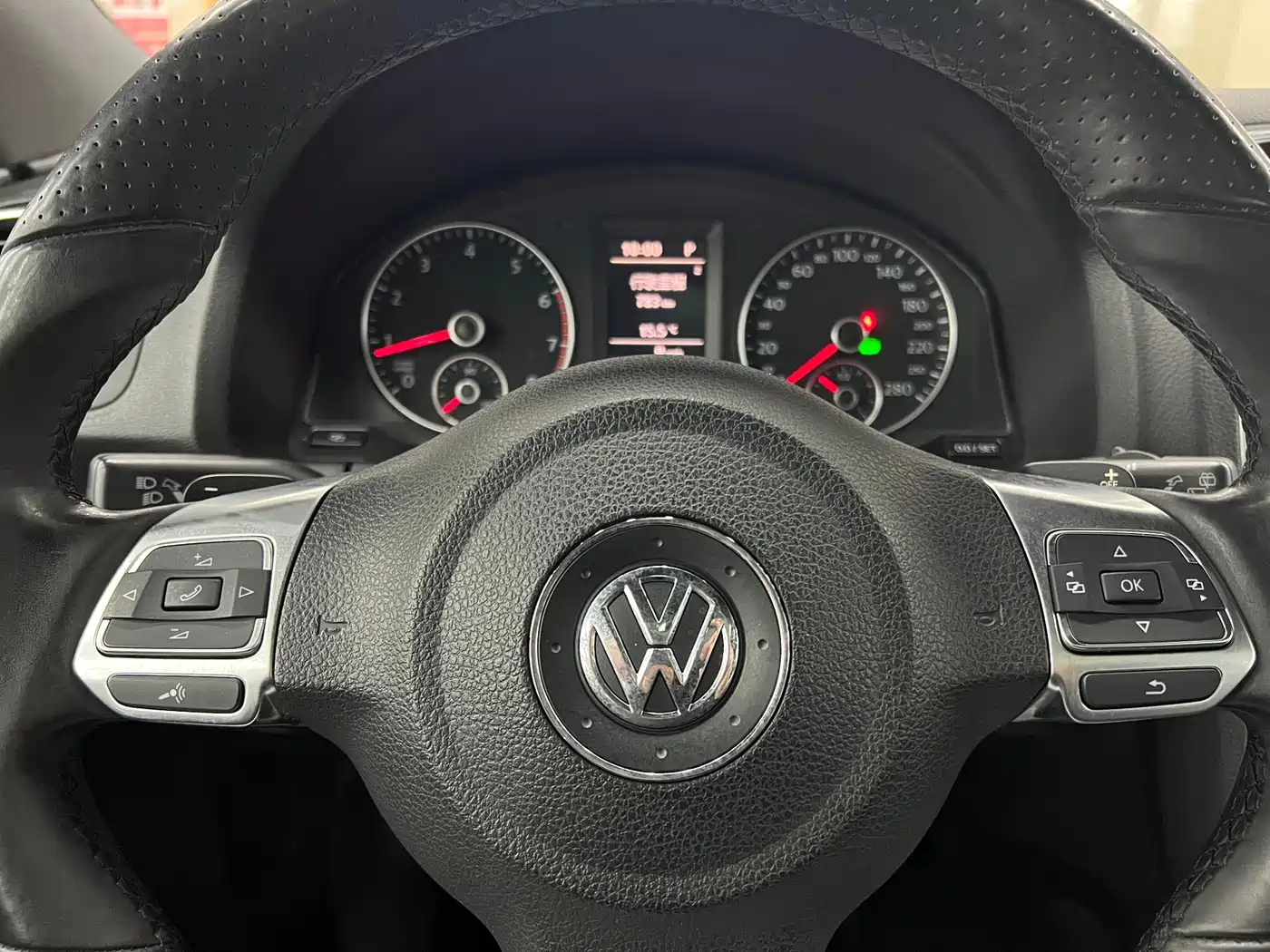 Volkswagen Scirocco 2011 2.0TSI Luxury фото 14
