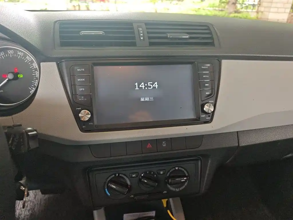 Škoda Fabia 2015 1.6L Automatic Sport фото 6