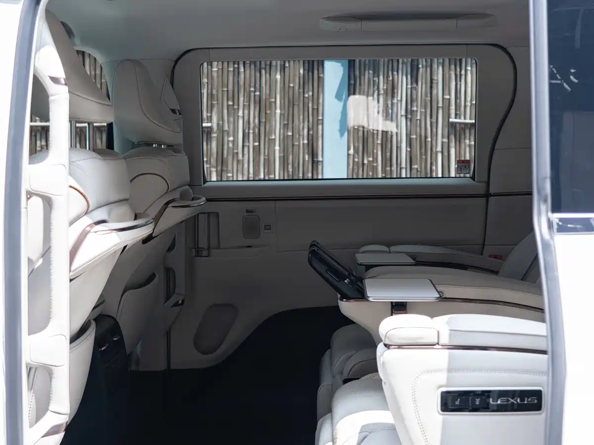 Lexus LM 2023 500h 6-Seater Prestige Edition фото 13