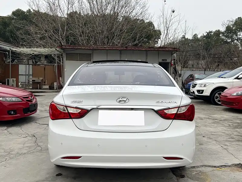 Hyundai Sonata 2011 2.0L Auto Supreme Edition фото 11