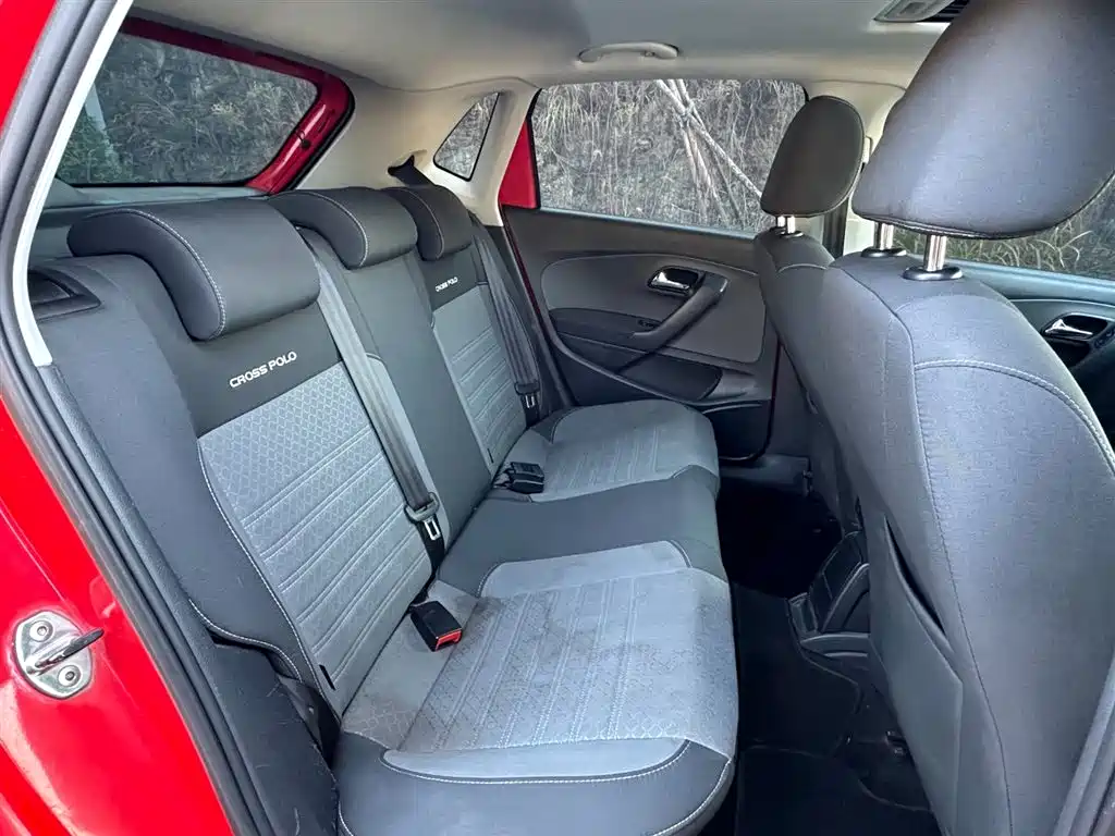 Volkswagen Polo 2016 1.6L Cross Polo Automatic фото 15