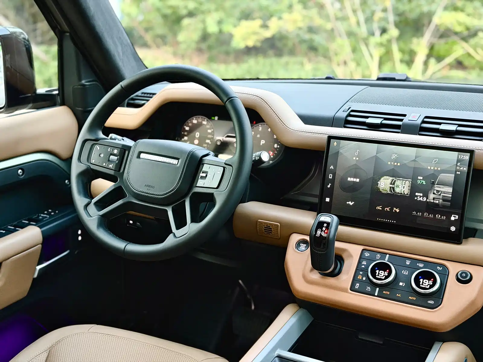 Photo 8 - Land Rover Defender