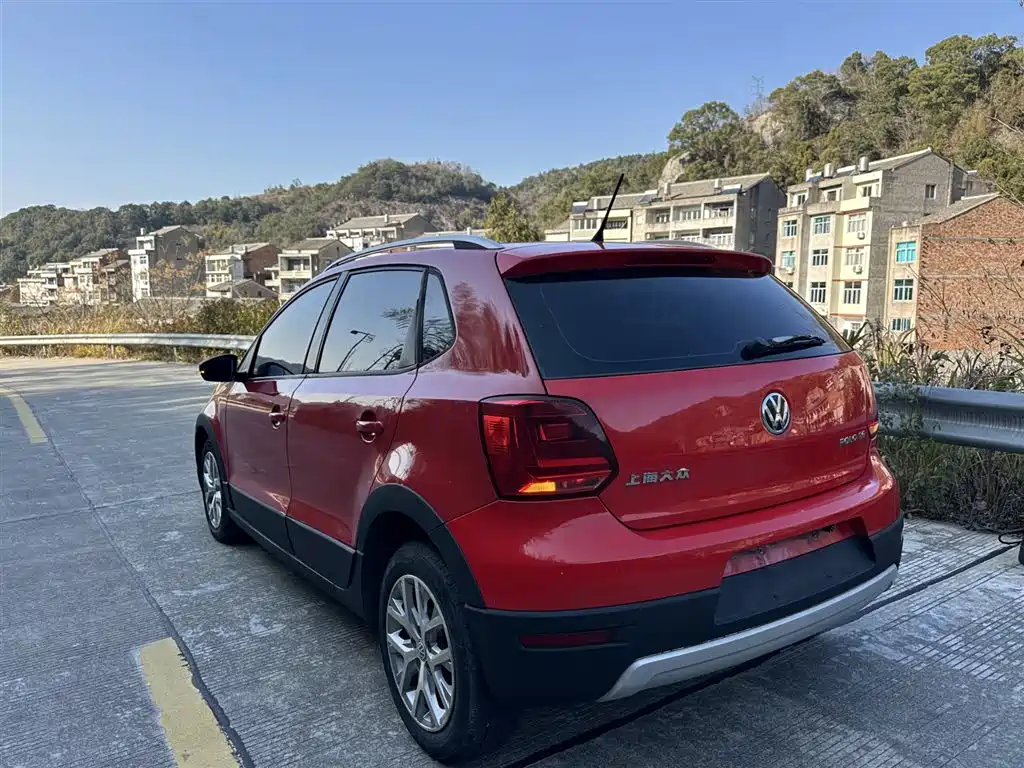 Volkswagen Polo 2016 1.6L Cross Polo Automatic фото 16
