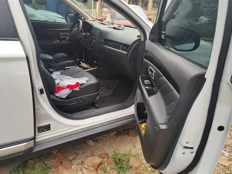 MITSUBISHI OUTLANDER