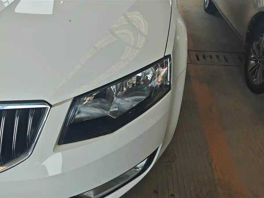 Škoda Octavia 2016 1.6L Automatic Pioneer Edition фото 5