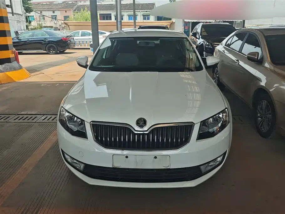 Škoda Octavia 2016 1.6L Automatic Pioneer Edition фото 2