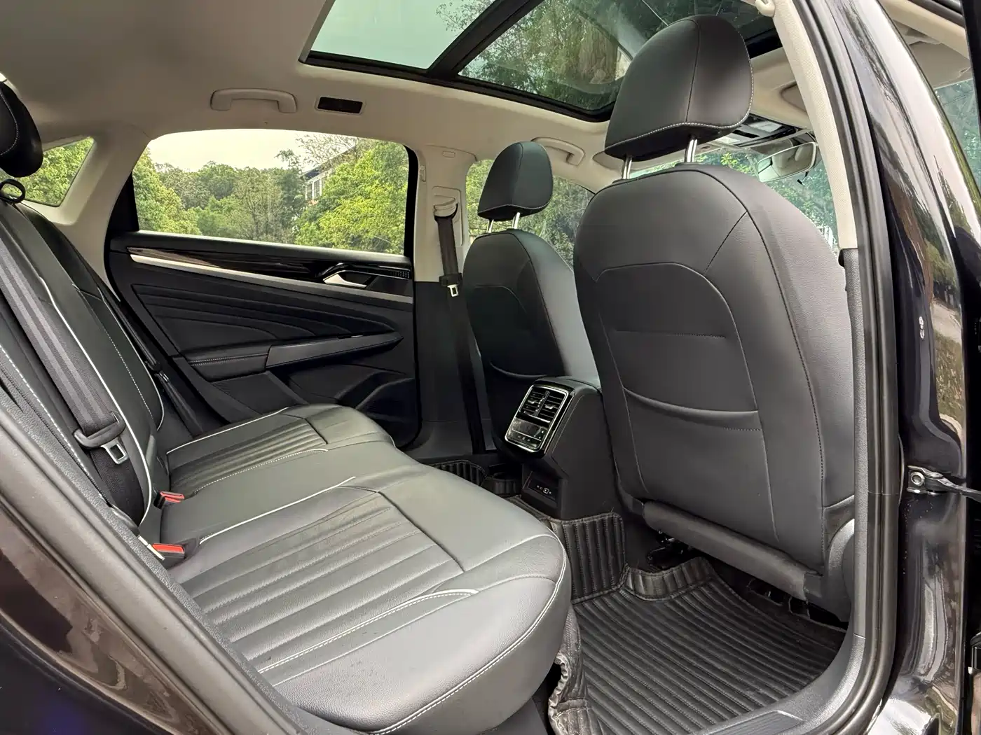 Volkswagen Passat 2022 330TSI Elite Edition фото 9