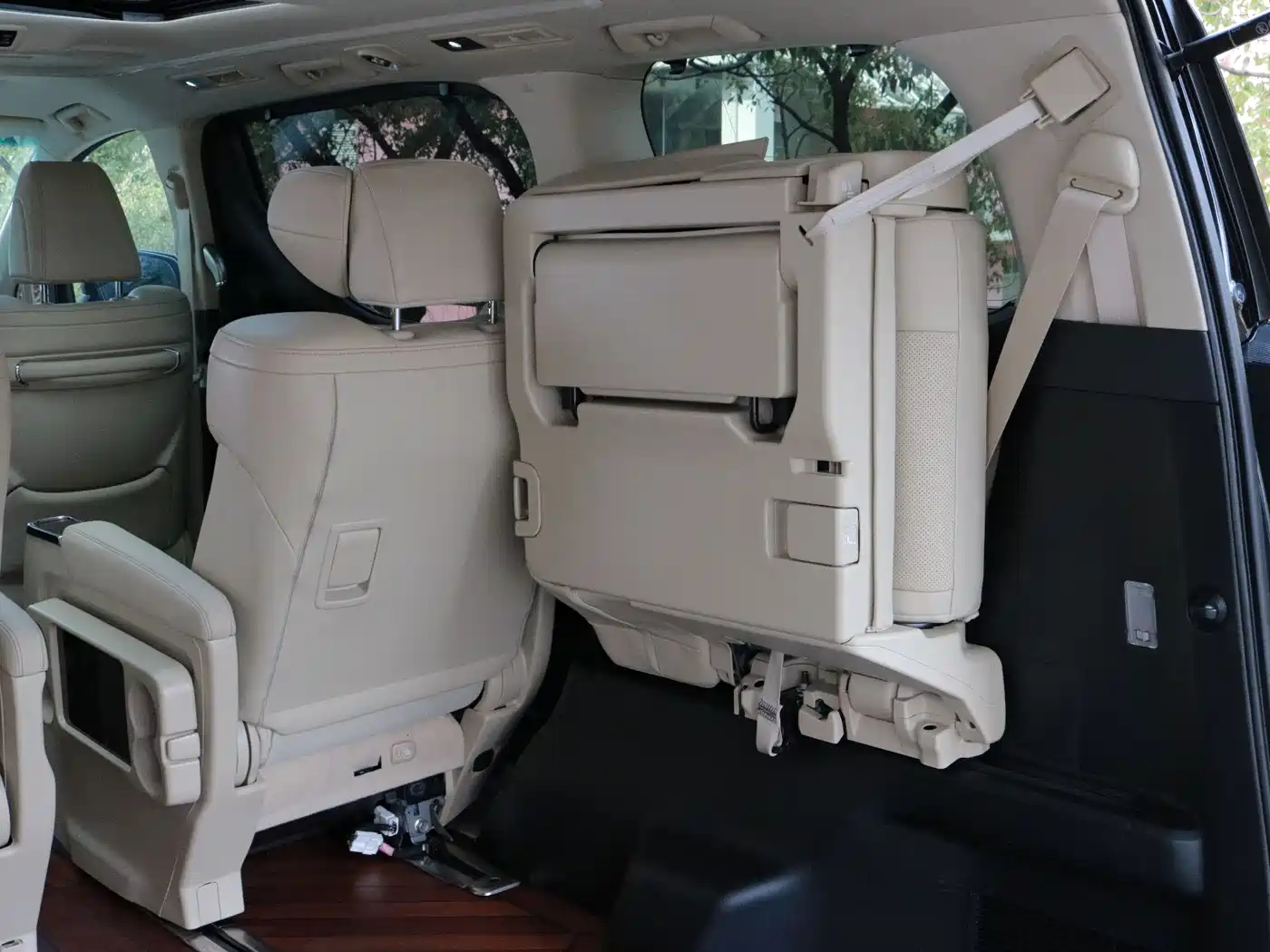 Toyota Alphard 2021 Hybrid 2.5L Luxury фото 9