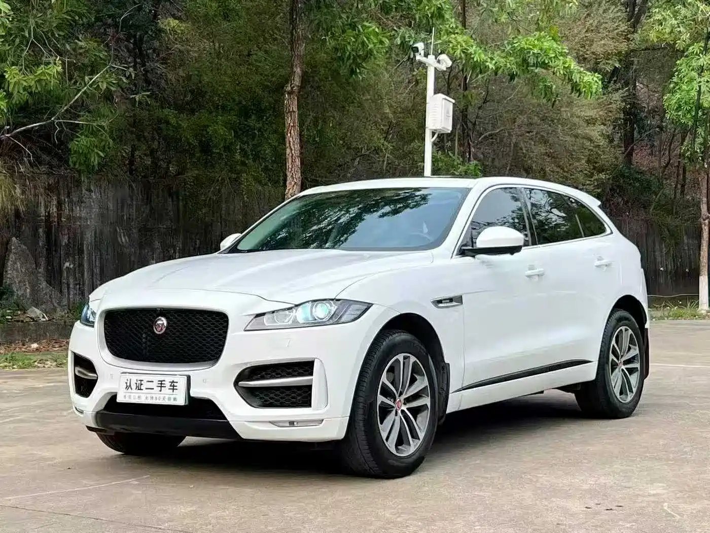 Jaguar F-PACE 2017 2016 2.0T FWD R-Sport Edition