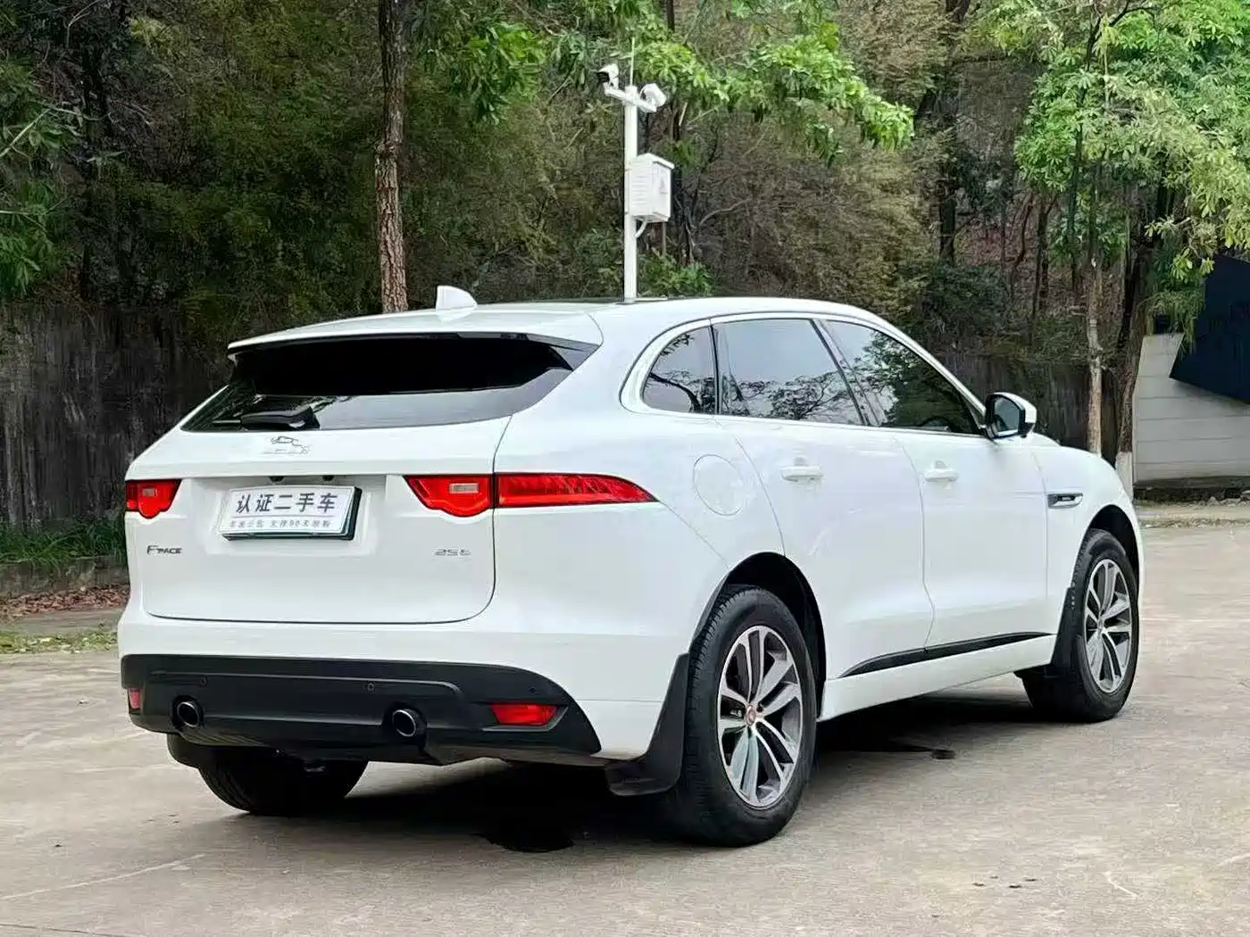 Jaguar F-PACE 2017 2016 2.0T FWD R-Sport Edition