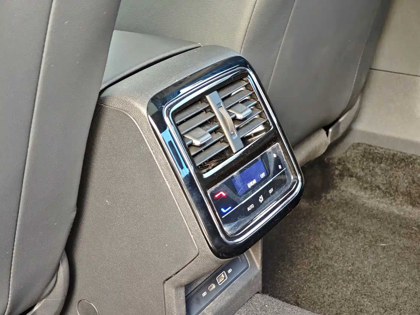 Volkswagen Passat 2025 Outstanding 380TSI Dragon Soaring Edition фото 18