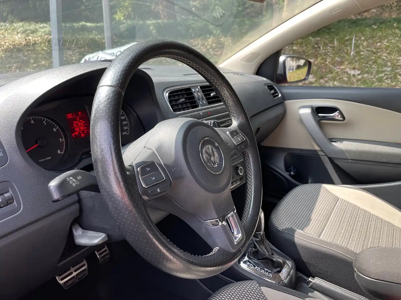 Volkswagen Polo 2012 1.6L Cross Polo AT фото 13