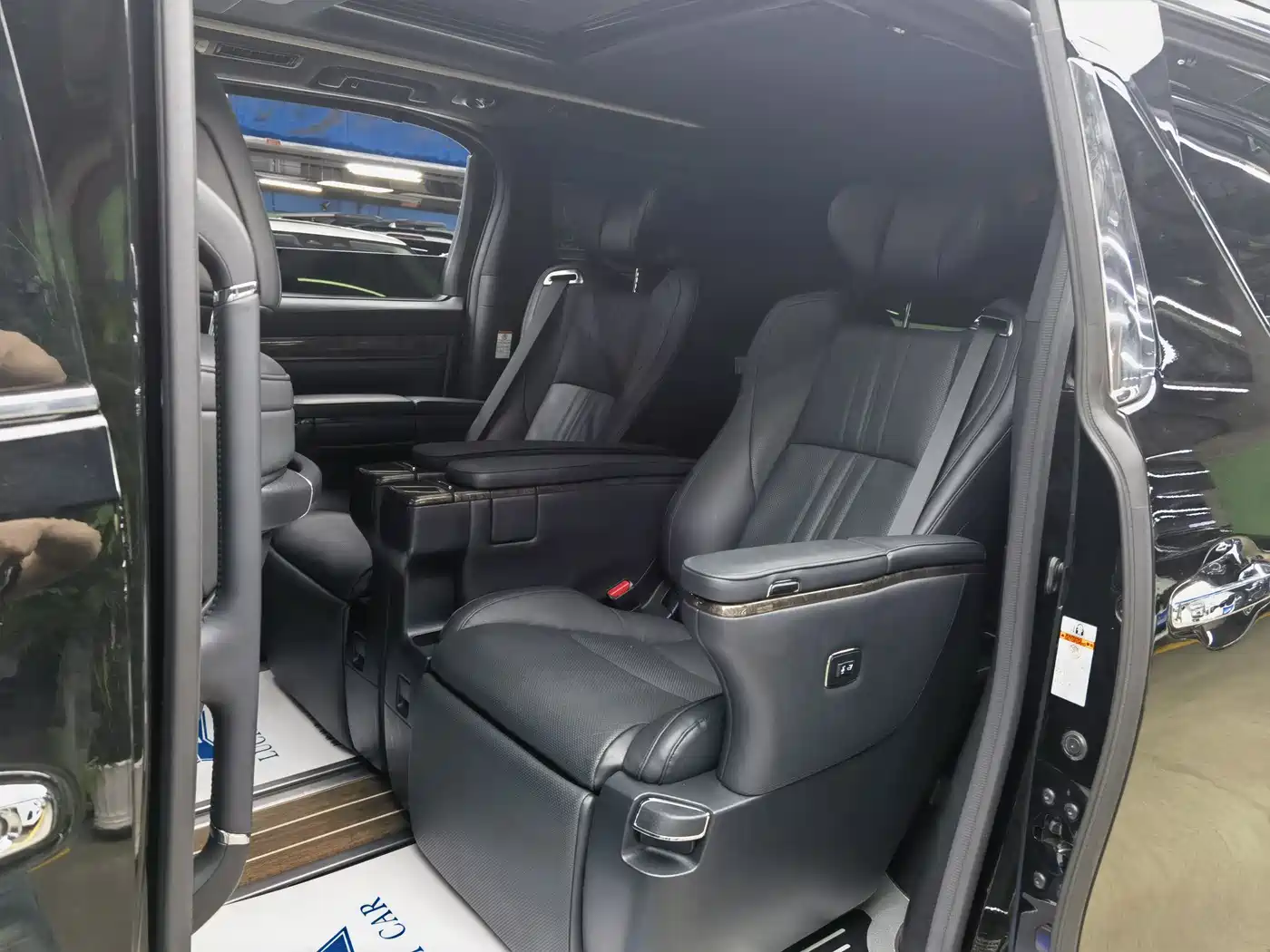 Toyota Vellfire 2021 Crown Hybrid 2.5L HV Premium Edition фото 10