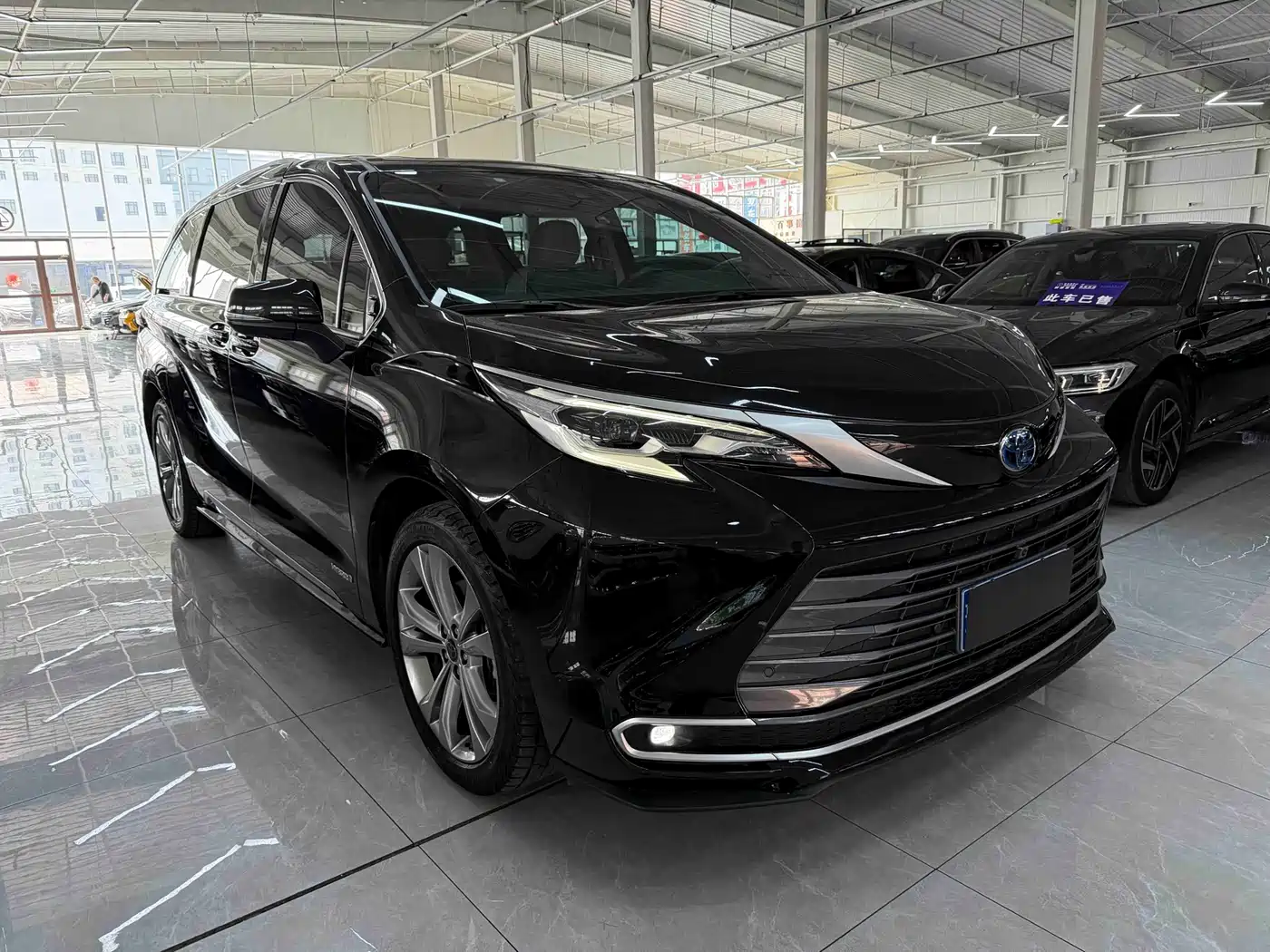 Toyota Sienna 2023 2.5L Hybrid Premium Edition фото 3