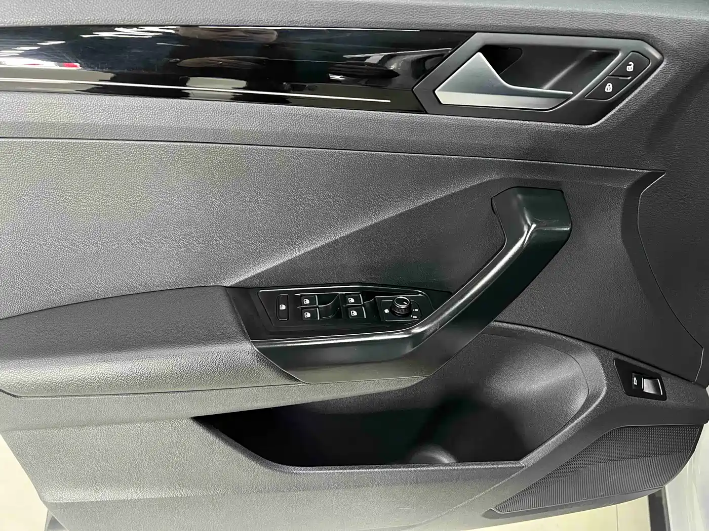 Volkswagen T-ROC 2021 280TSI DSG 2WD Comfort Smart Connect Edition фото 8